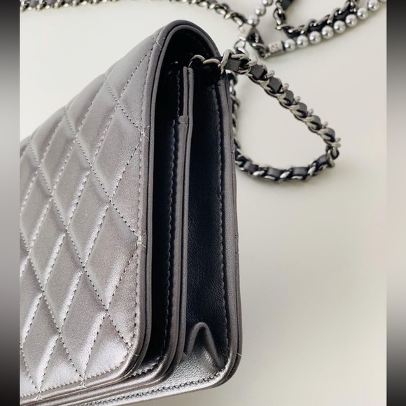 Rare Chanel Silver Lambskin Quilted Pearl Wallet On Chain WOC Crossbody - Picture 7 of 11